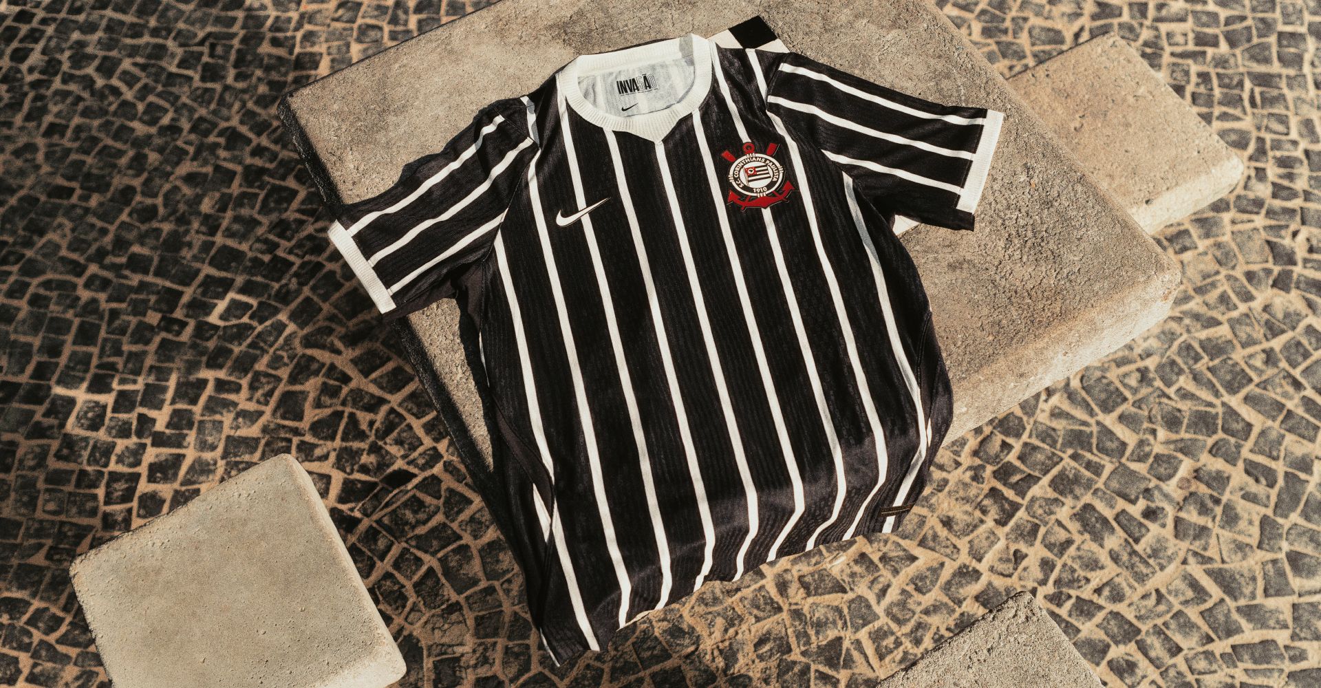 Nova camisa II da Coleção Corinthians 50 anos acima de uma mesa