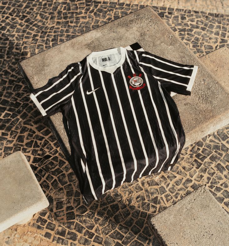 Nova camisa II da Coleção Corinthians 50 anos acima de uma mesa