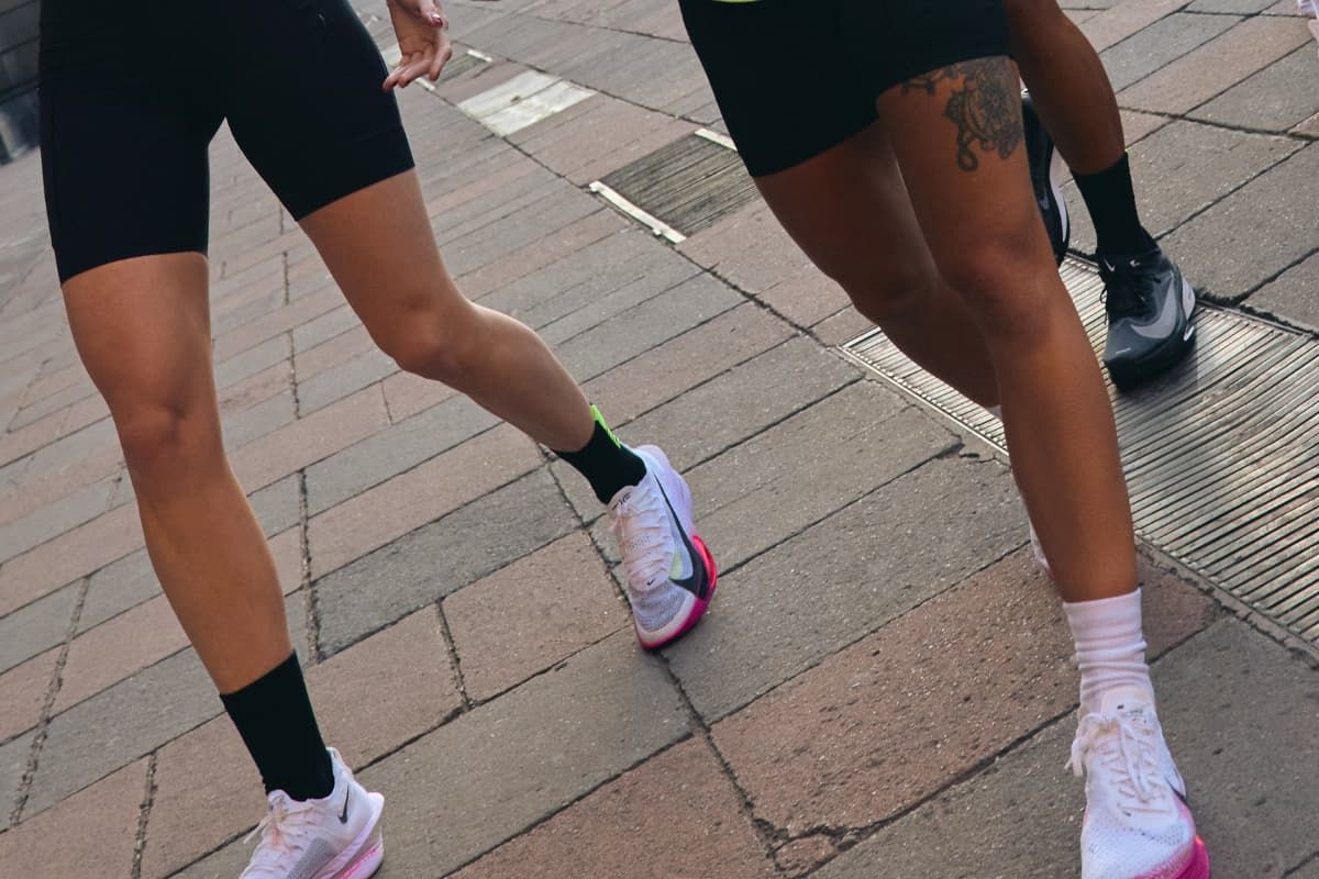 pernas de pessoas caminhando com tenis da nike