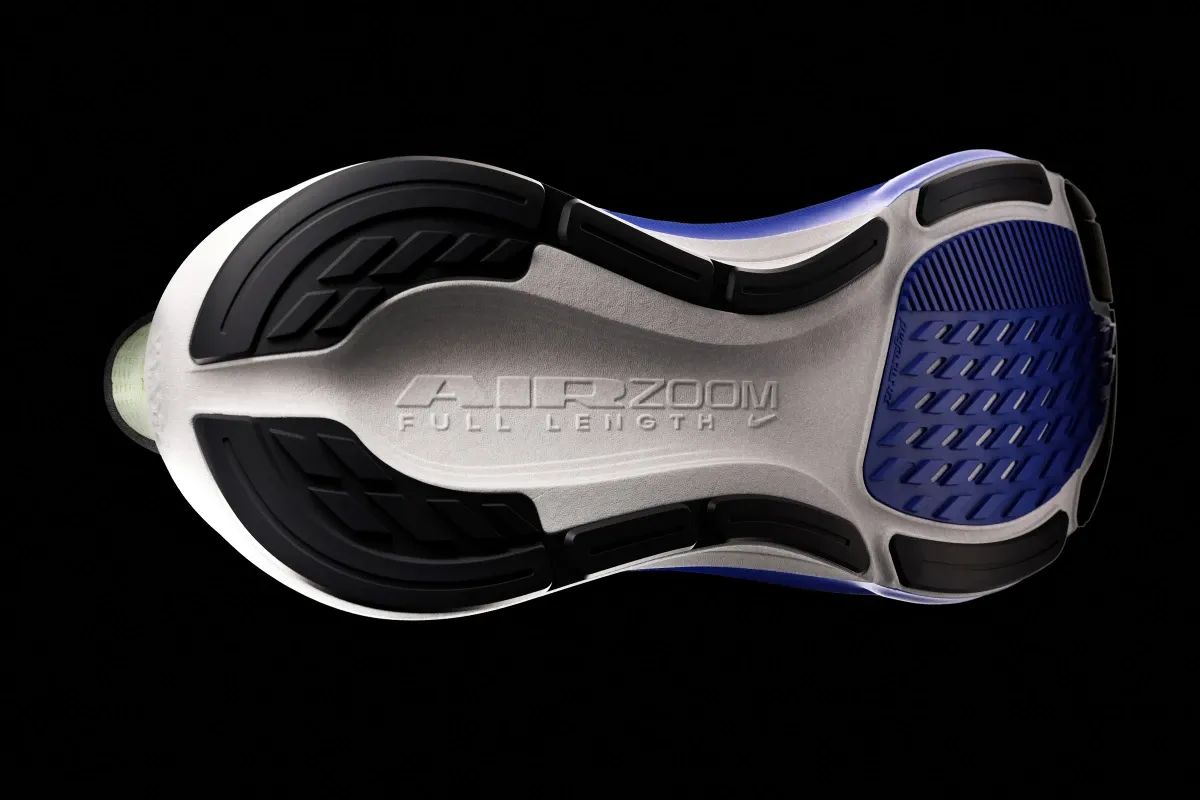 Sapata lateral de um tênis esportivo com a marca “AIR ZOOM” e “FULL LENGTH”, mostrando sola com tecnologia de amortecimento e detalhe em azul e preto.