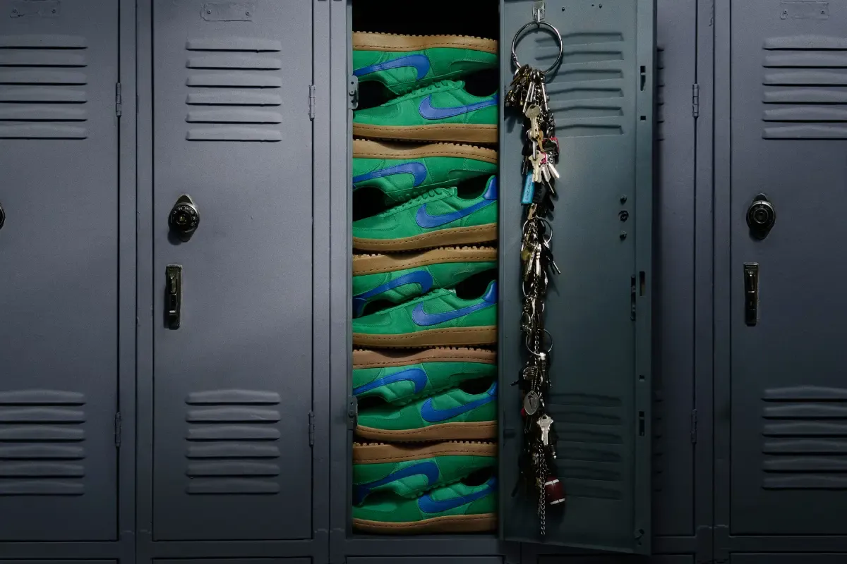 Armário com vários pares de tênis Nike verdes empilhados.