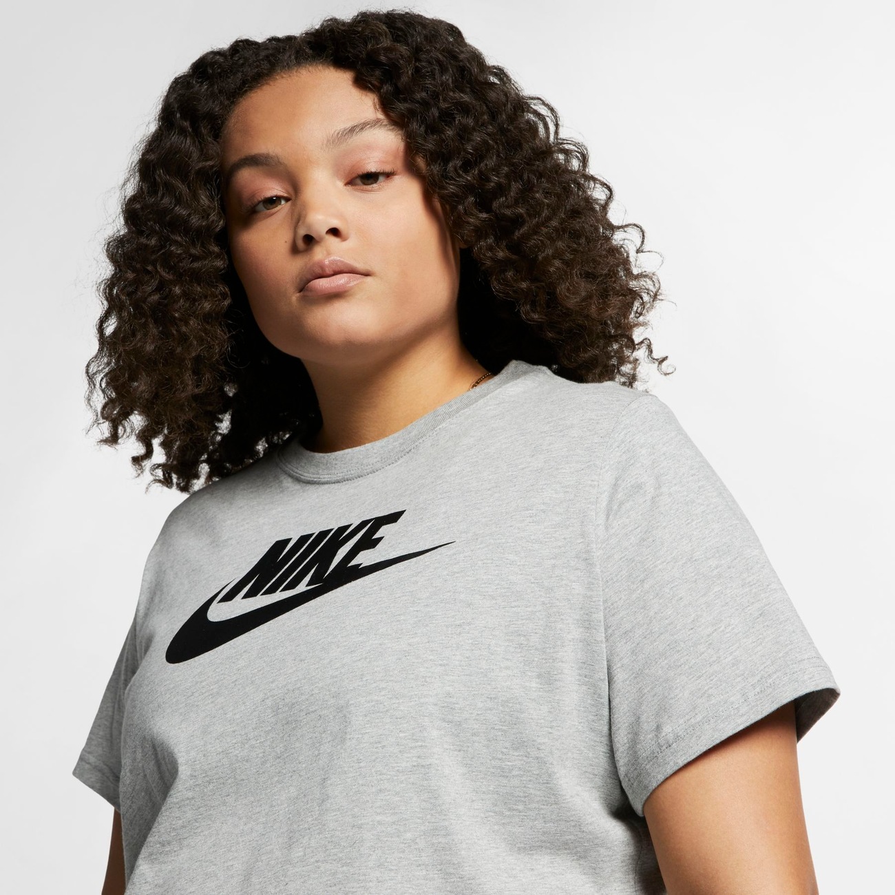 Plus Size - Camiseta Nike Sportswear Essential Futura Feminina - Nike