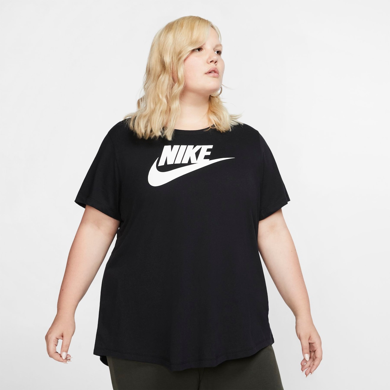 Plus Size - Camiseta Nike Sportswear Essential Futura Feminina