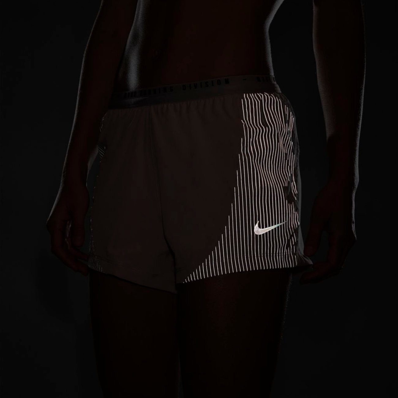 Shorts Nike Dri-FIT Run Division Tempo Luxe Feminino - Foto 8