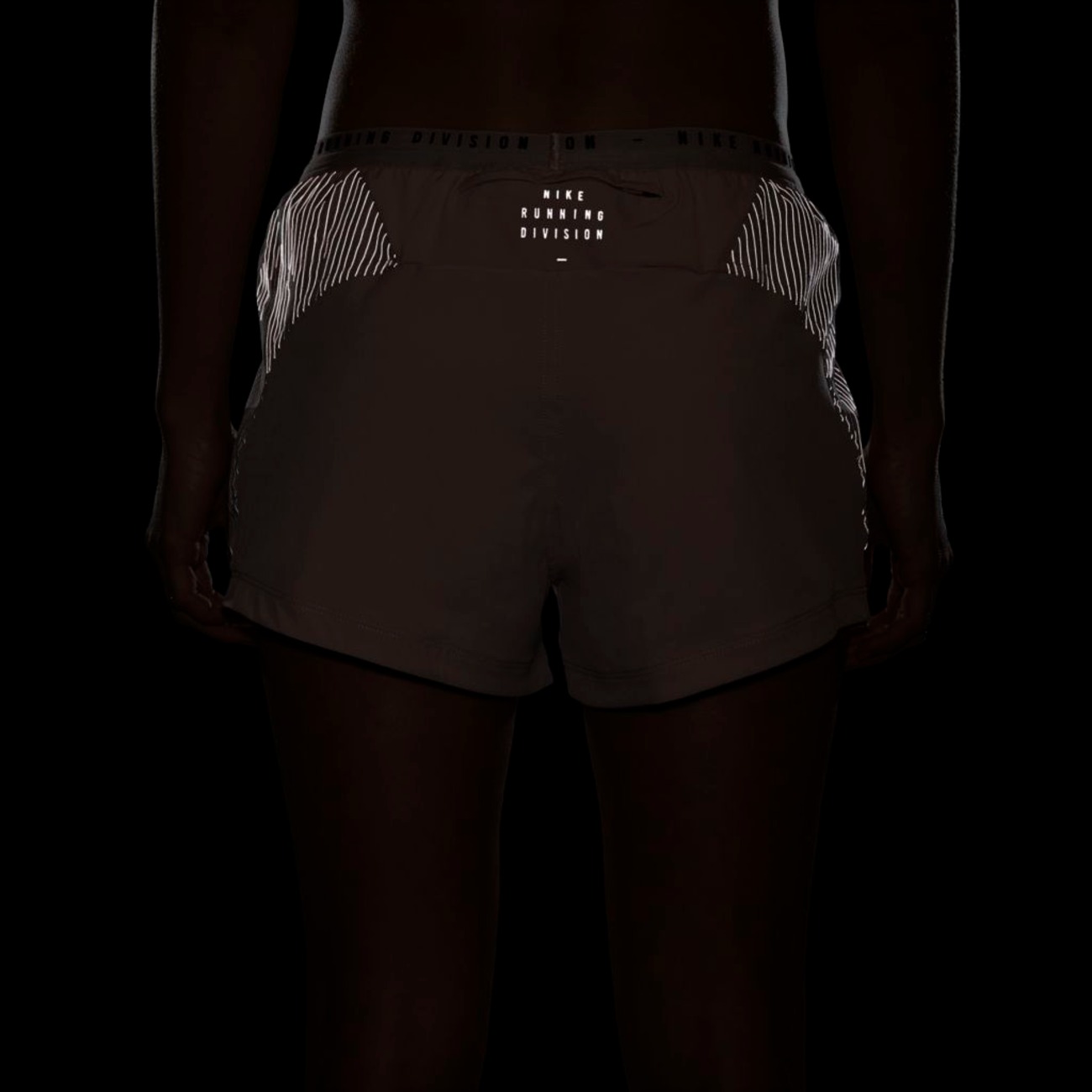 Shorts Nike Dri-FIT Run Division Tempo Luxe Feminino - Foto 9