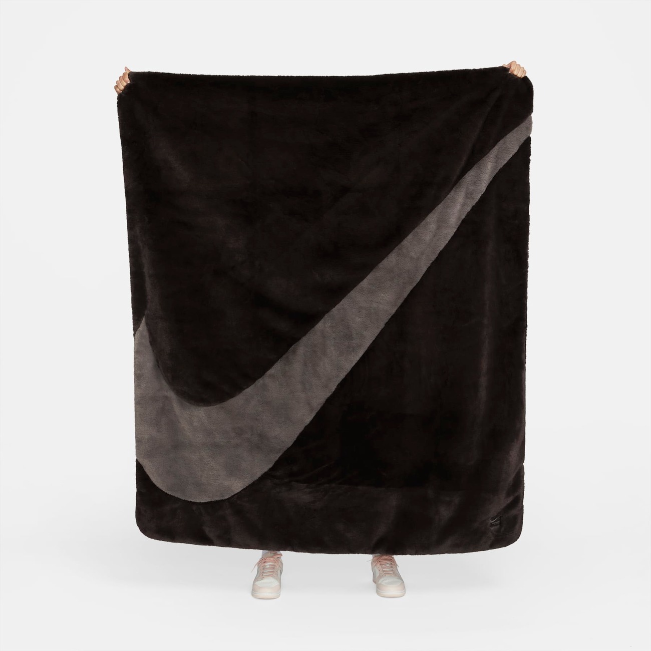 Cobertor Nike Sportswear Feminino - Foto 7