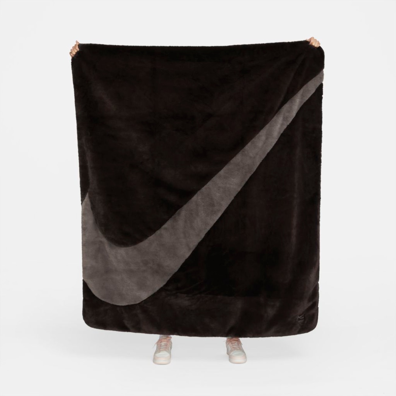 Cobertor Nike Sportswear Feminino - Foto 10