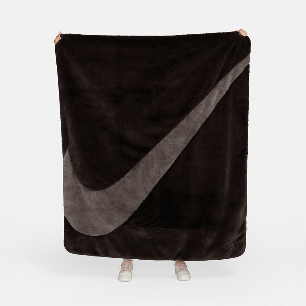 Cobertor Nike Sportswear Feminino - Foto 11
