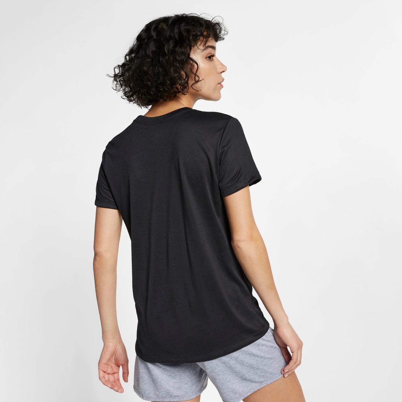 Camiseta Nike Dri-FIT Legend Feminina - Foto 2
