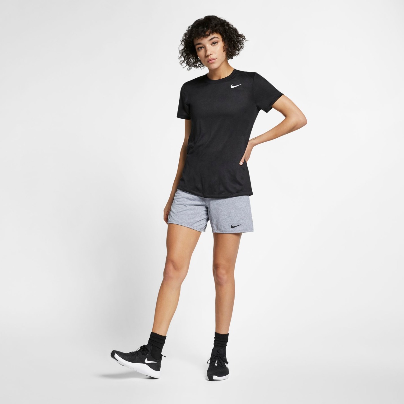 Camiseta Nike Dri-FIT Legend Feminina - Foto 4