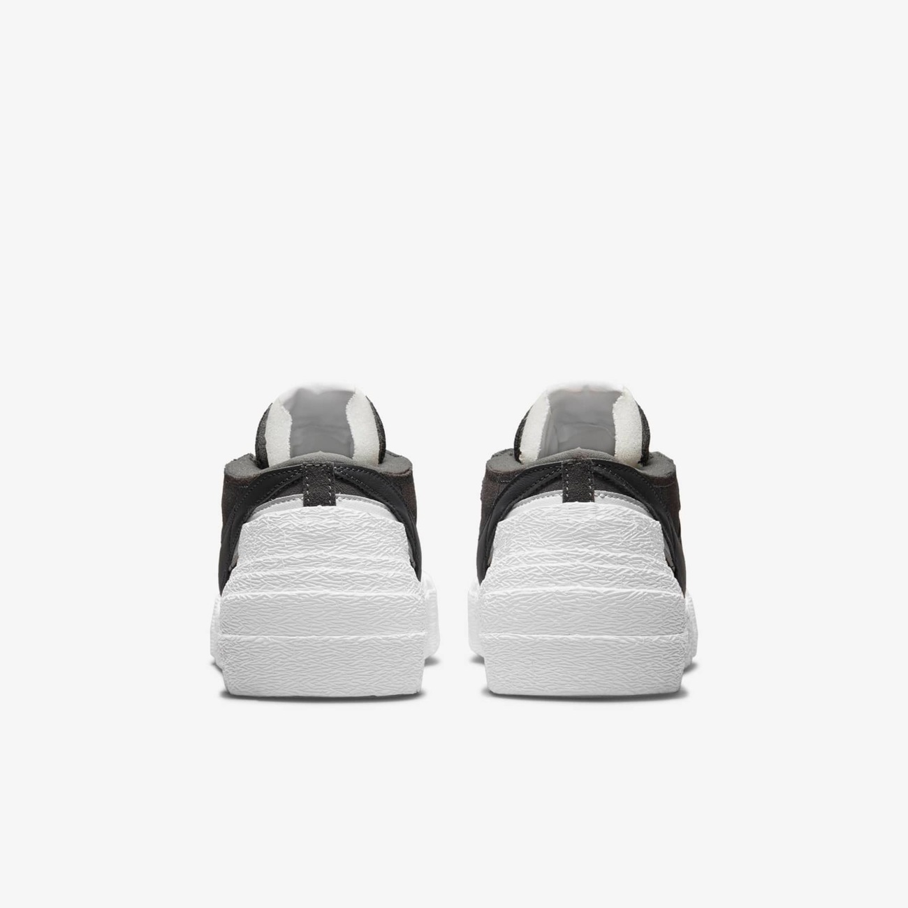 Tênis Blazer Low x sacai Iron Grey - Sneakers Nike