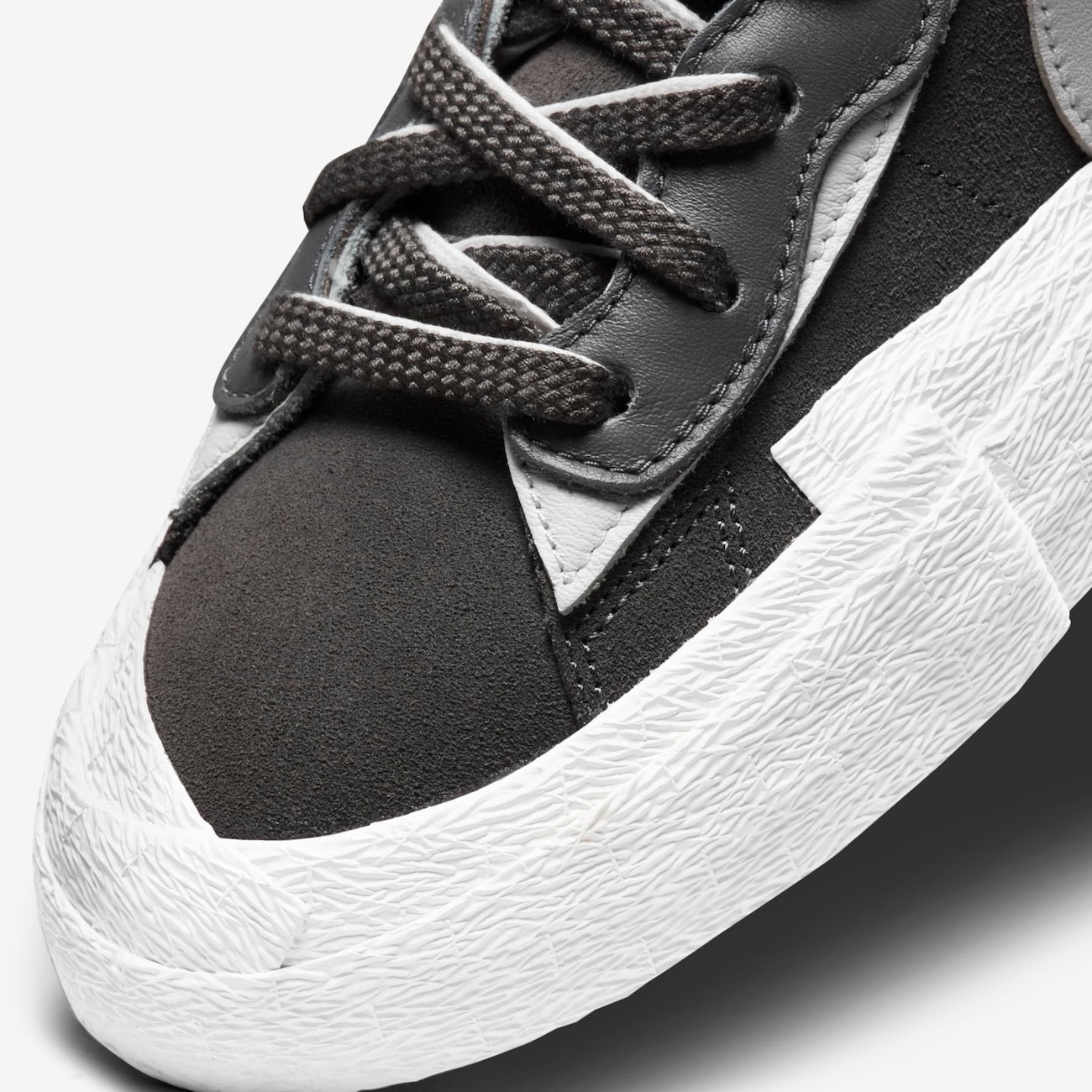 Tênis Blazer Low x sacai Iron Grey - Sneakers Nike