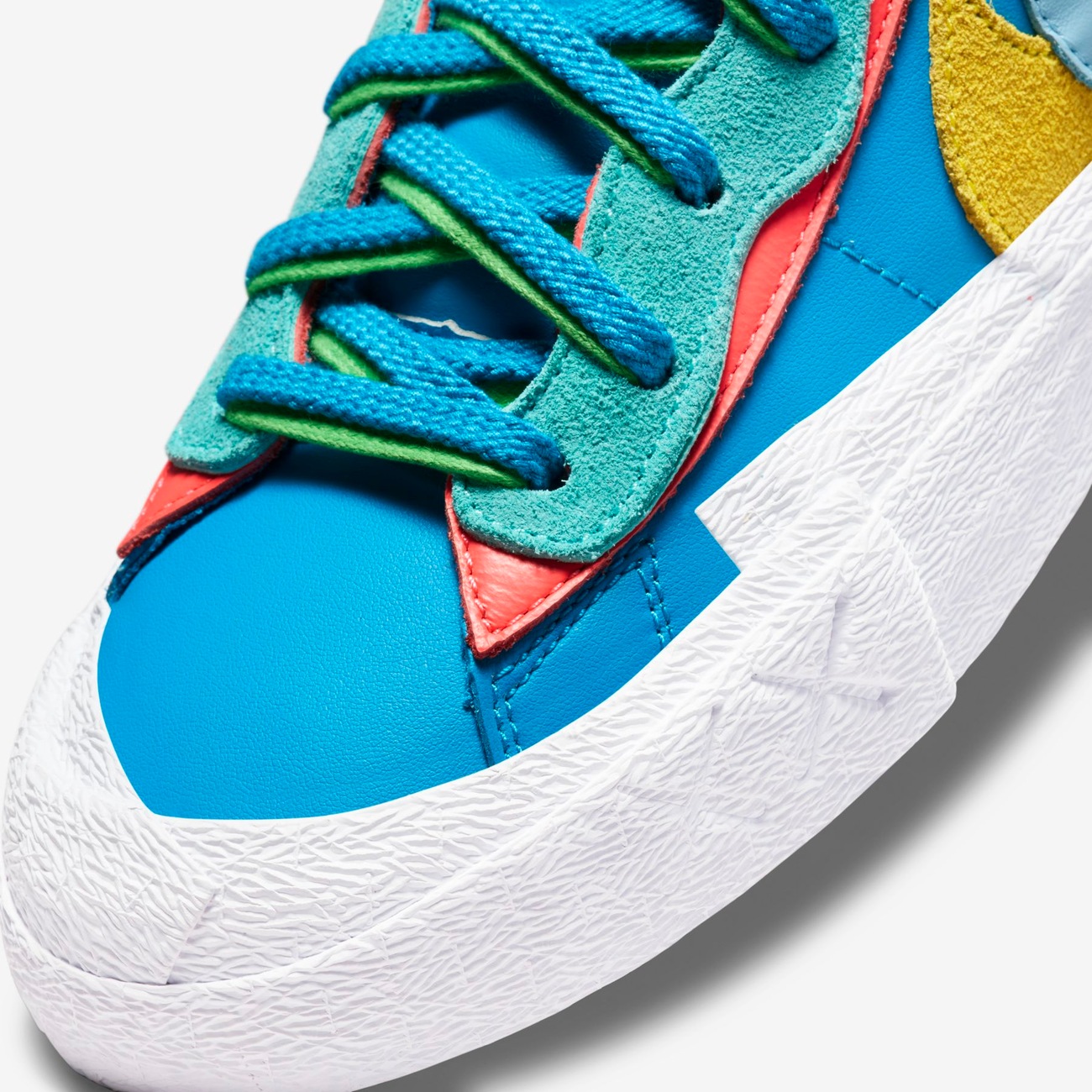 Sacai x KAWS Blazer Low - Nike