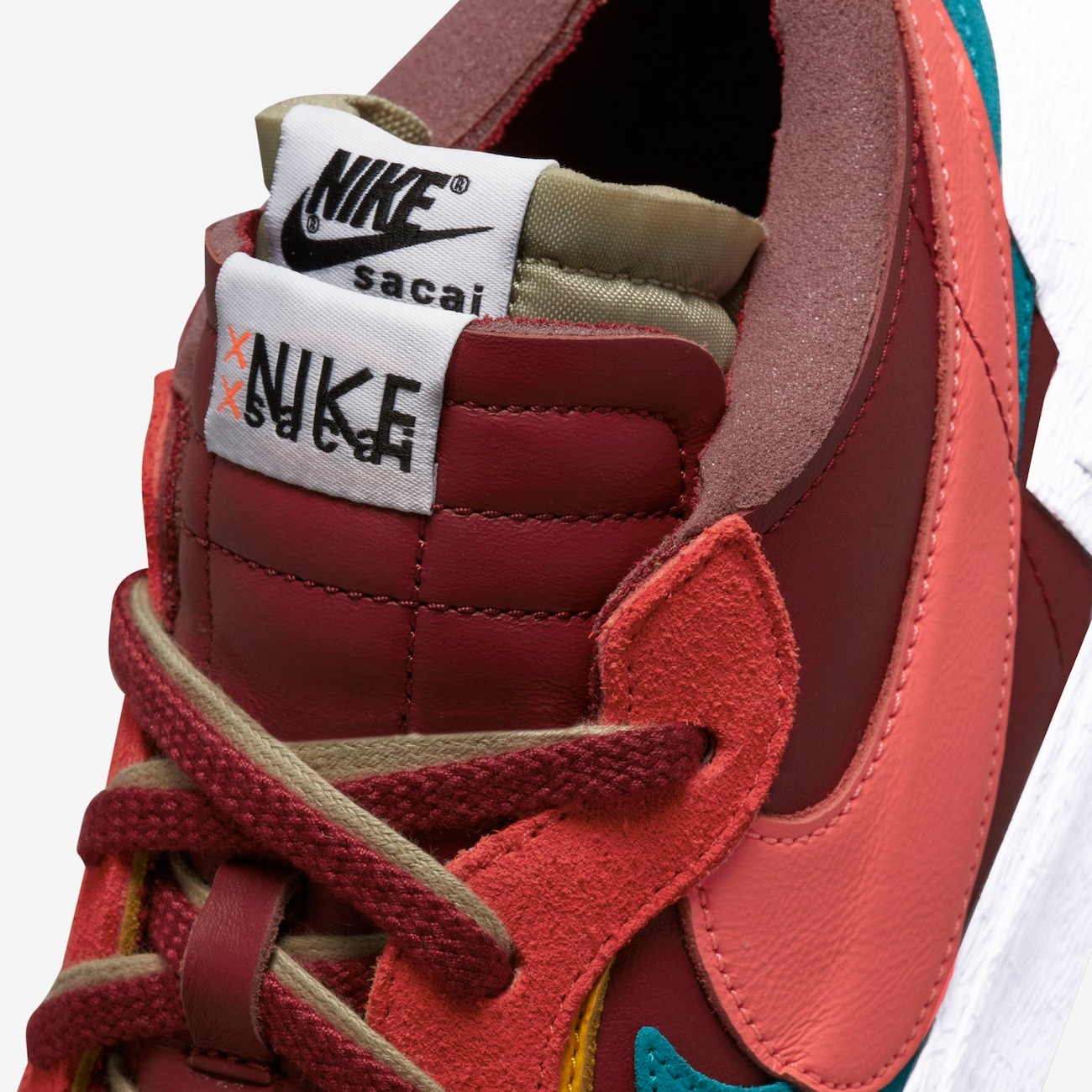 Tênis Sacai x KAWS Blazer Low Team Red - Sneakers Nike