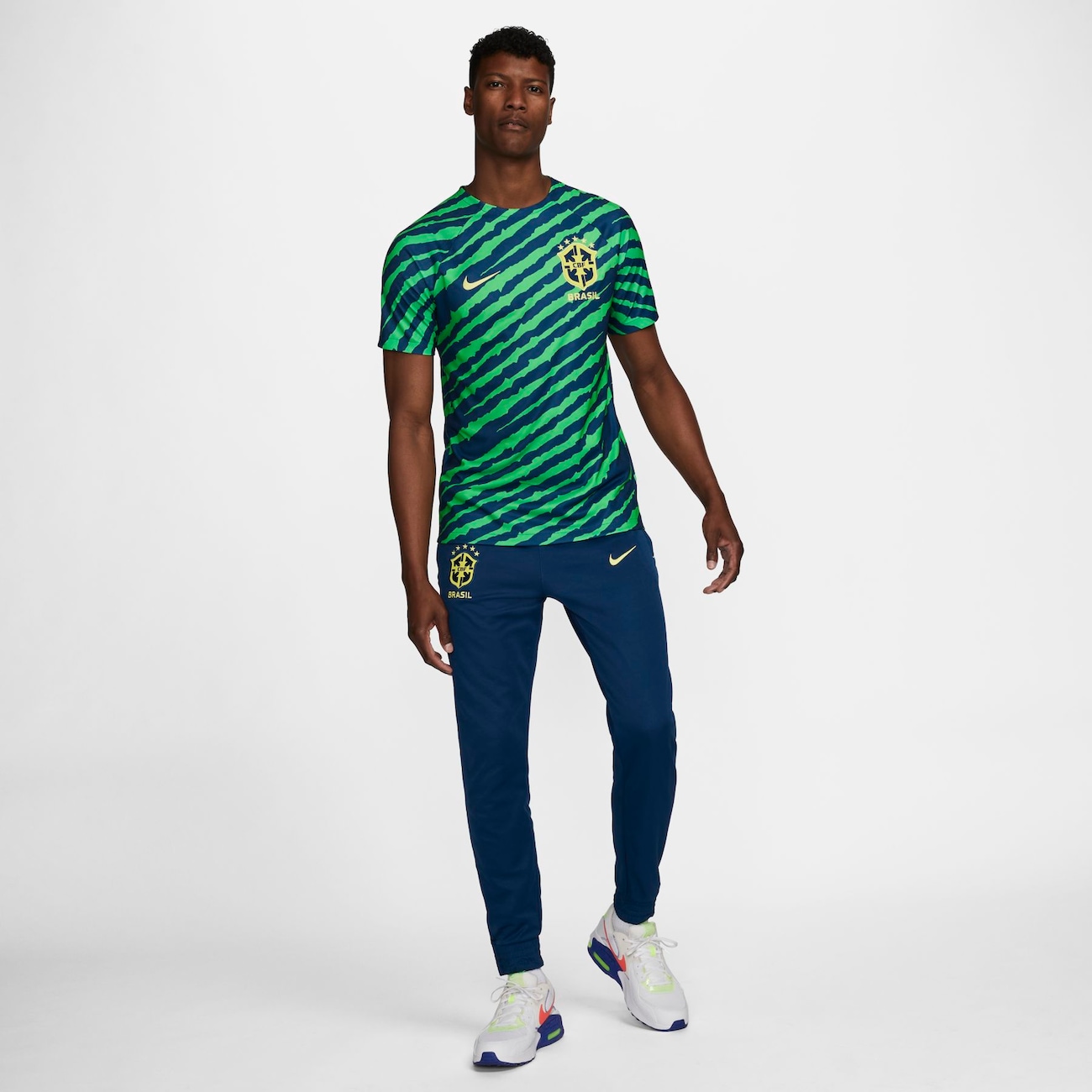 Camisa Seleção Brasileira Pré-Jogo 21/22 Nike Masculina - Preta