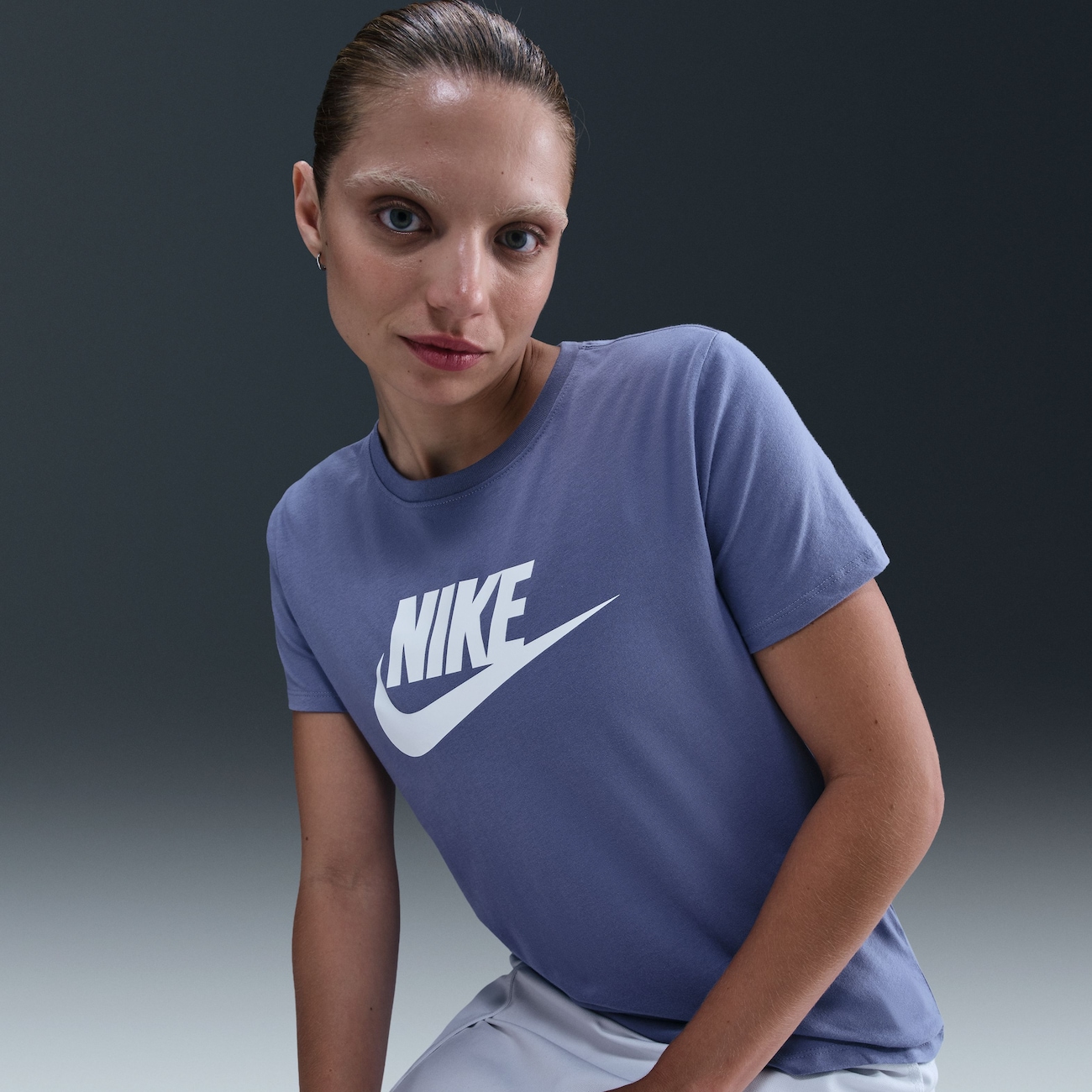 Camiseta Nike Sportswear Essentials Feminina