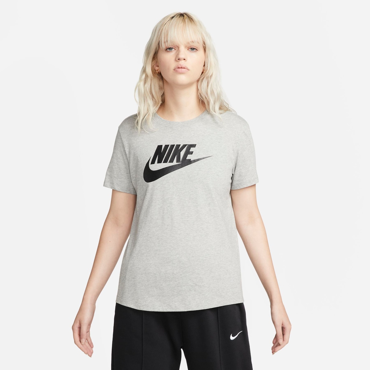 Camiseta Nike Sportswear Club Essentials - Feminina