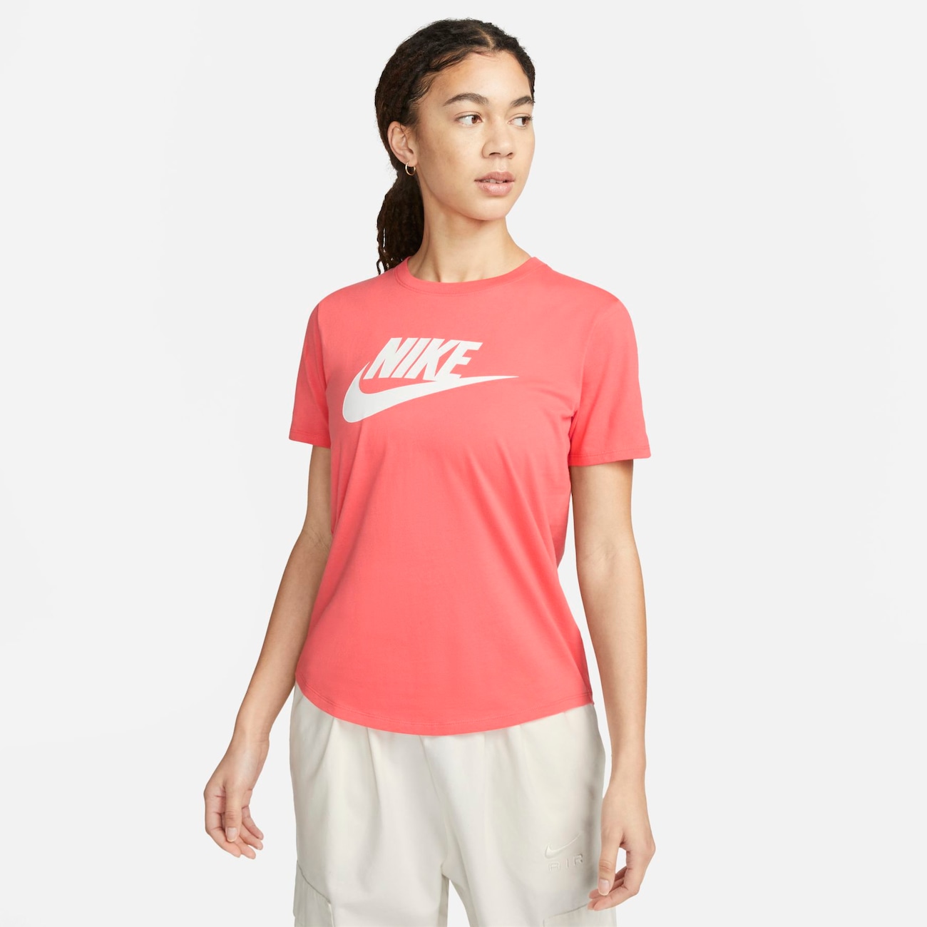 Camiseta Nike Sportswear Essential Icon Futura - Feminina em Promoção