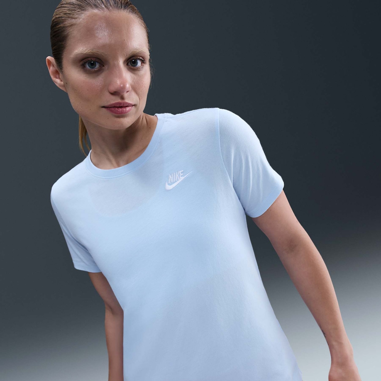 Camiseta Nike Sportswear Club Essentials Feminina