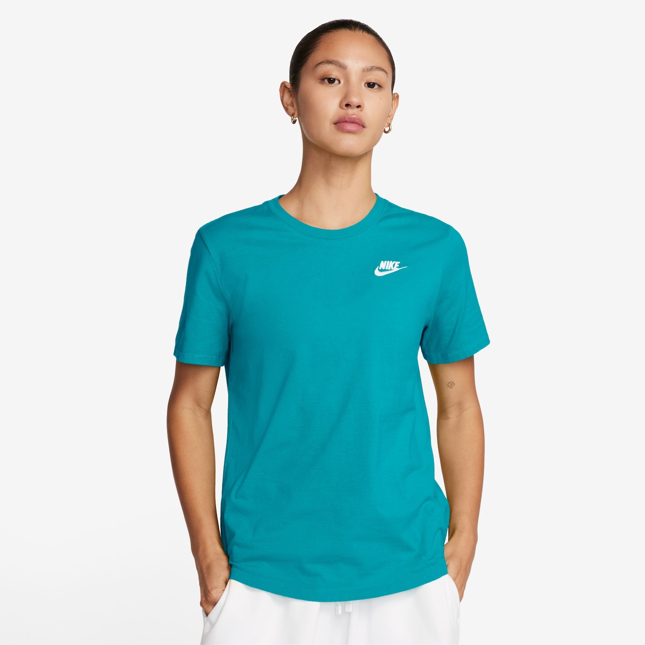 Camiseta Nike Sportswear Club Essentials Feminina