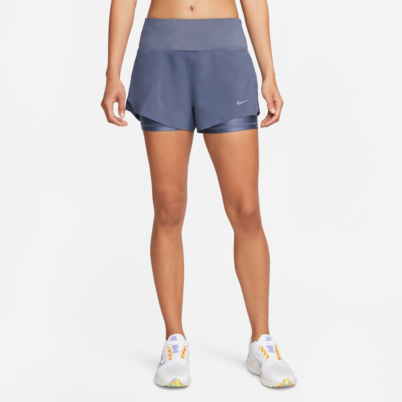 Nike Dri-FIT Swift-2-i-1-løbeshorts (7,5 cm) med mellemhøj talje og lommer til kvinder - blå