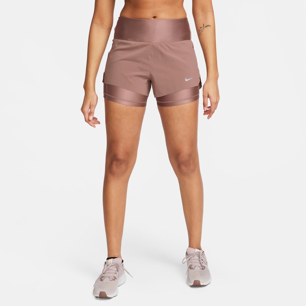 Nike Dri-FIT Swift Pantalón corto de running de talle medio 2 en 1 de 8 cm con bolsillos - Mujer - Morado