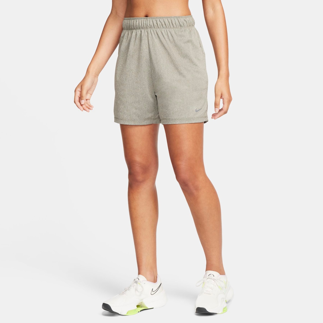 Nike Attack ongevoerde fitnesshorts met Dri-FIT en halfhoge taille voor dames (13 cm) - Groen