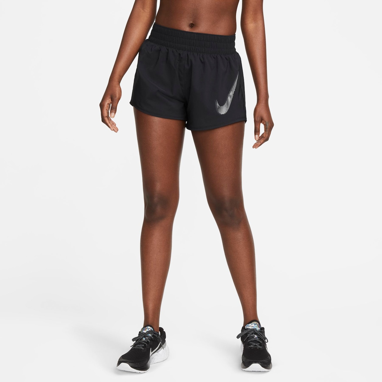 Nike Dri-FIT One Swoosh-løbeshorts med mellemhøj talje og indershorts til kvinder - sort
