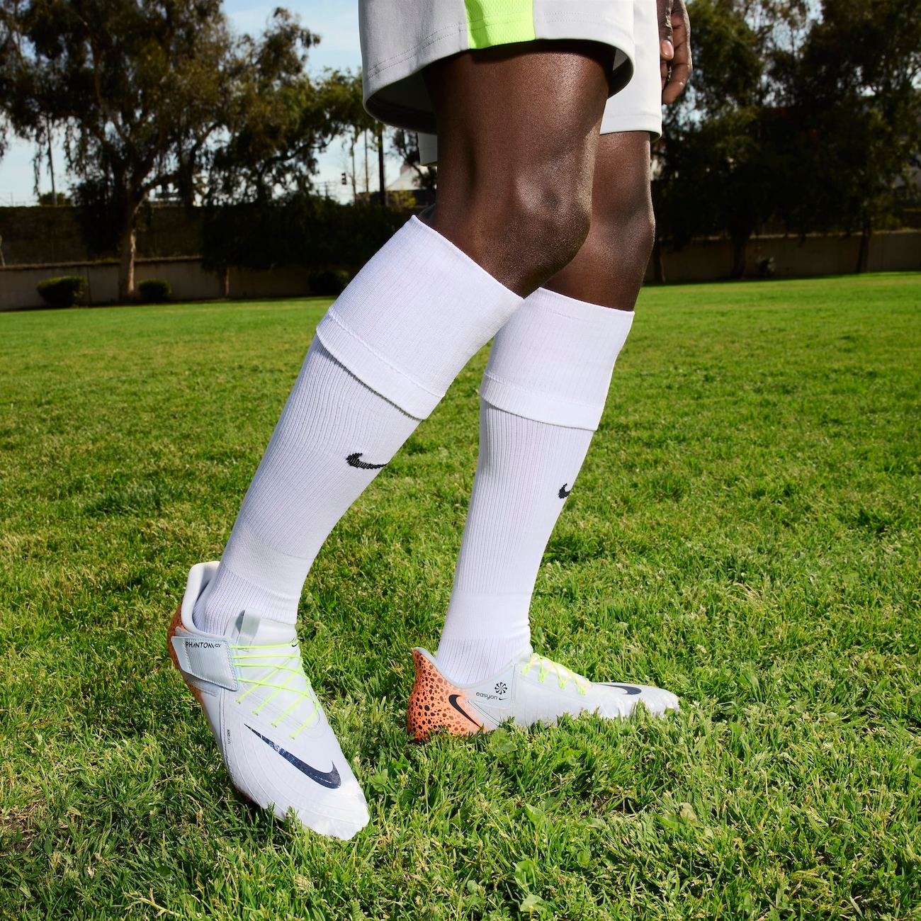 Chuteira Nike Phantom GX II Academy Campo Electric - Nike