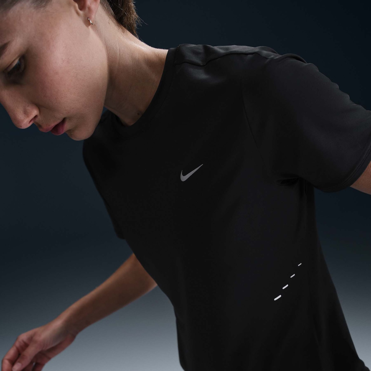 Camiseta Nike Dri-FIT Swift Feminina