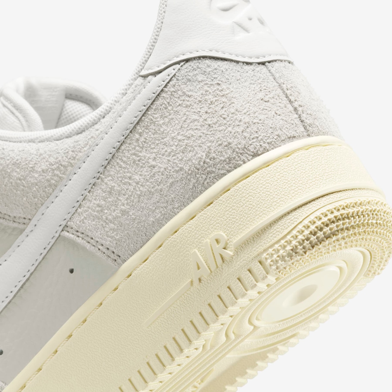 Tênis Nike Air Force 1 07 LX Masculino - Nike