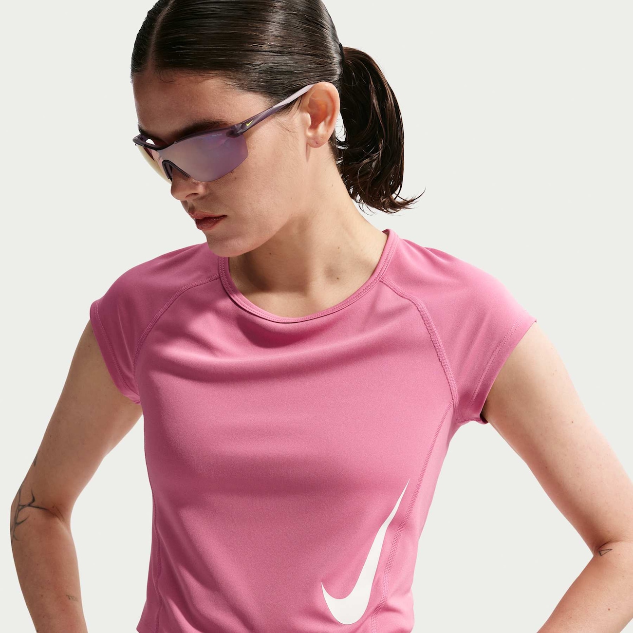 Camiseta Cropped Dri-FIT Nike Tempo Swoosh Feminina