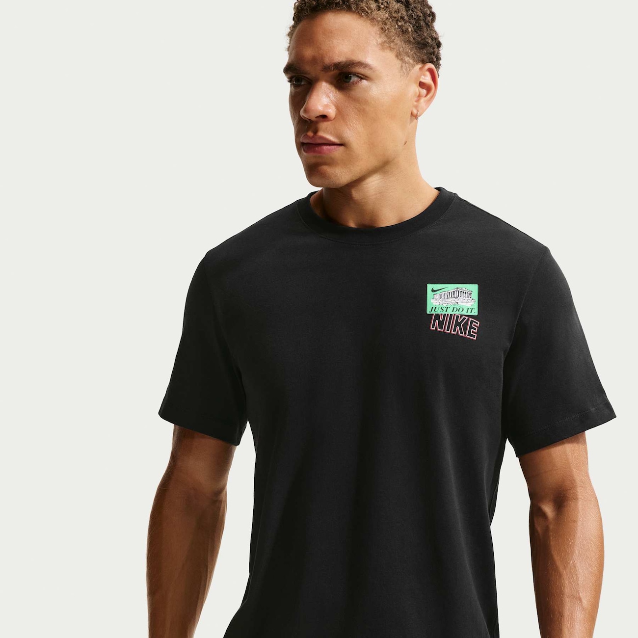 Camiseta Nike Train Stickers Masculina