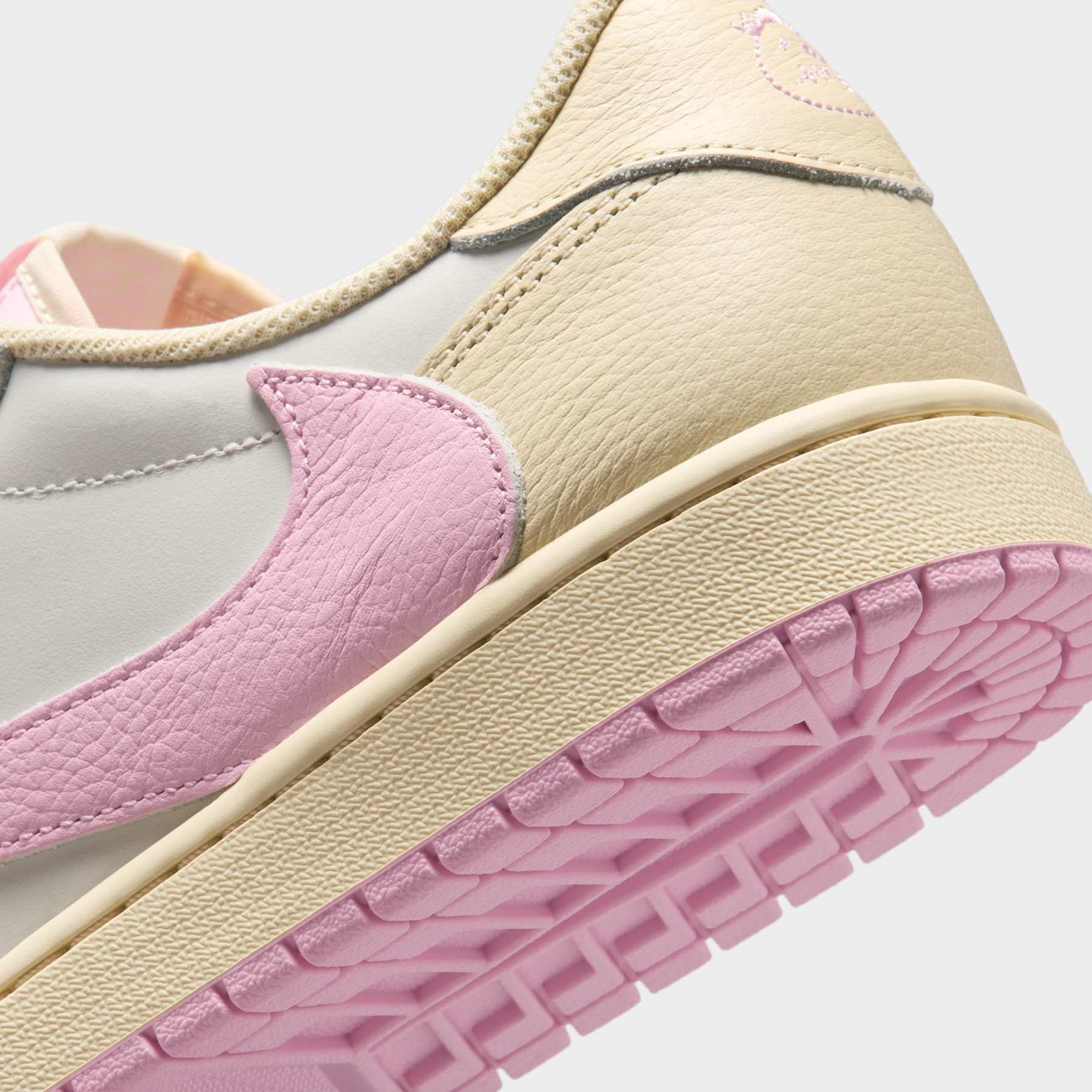 Air Jordan 1 Low x Travis Scott Muslin and Shy Pink - Nike