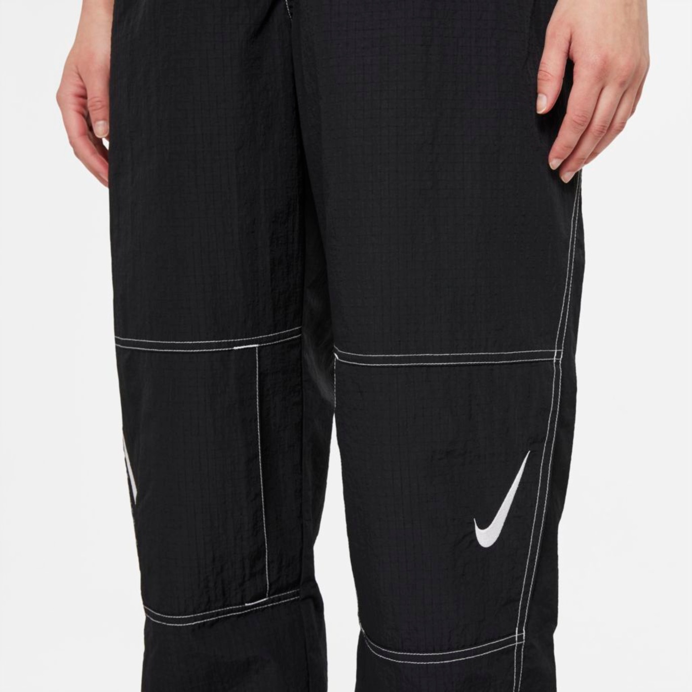 Oferta de Calça Nike Sportswear Swoosh Repel Feminina » Black Friday