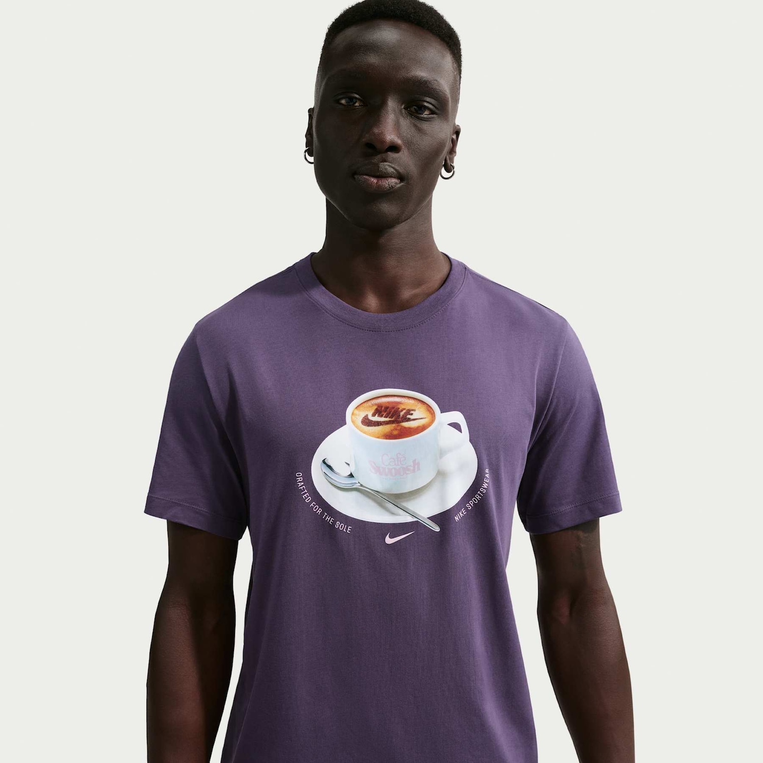 Camiseta Nike Sportswear Café Swoosh Mug Unissex