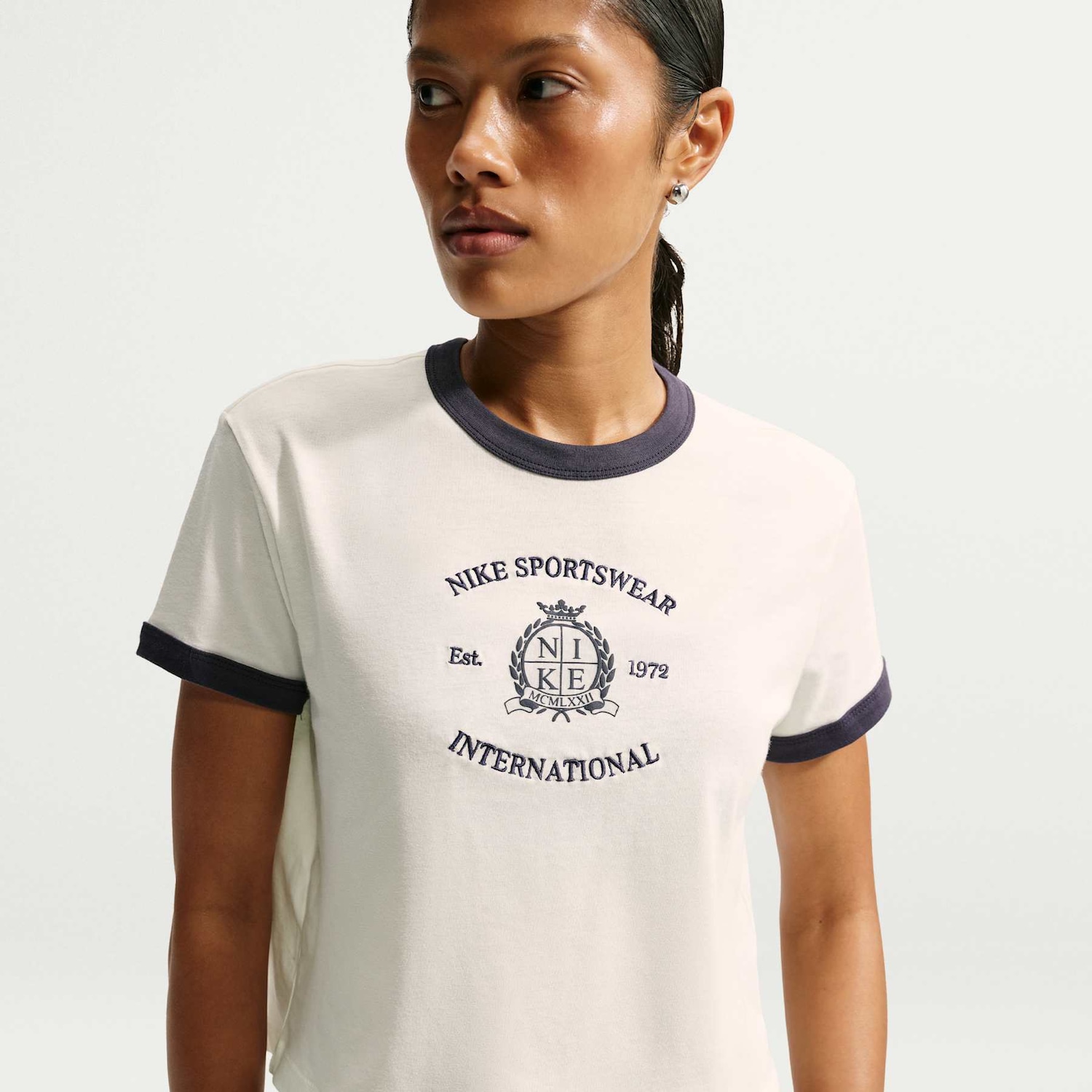 Camiseta Nike Sportswear Club Ringer 28 Feminina