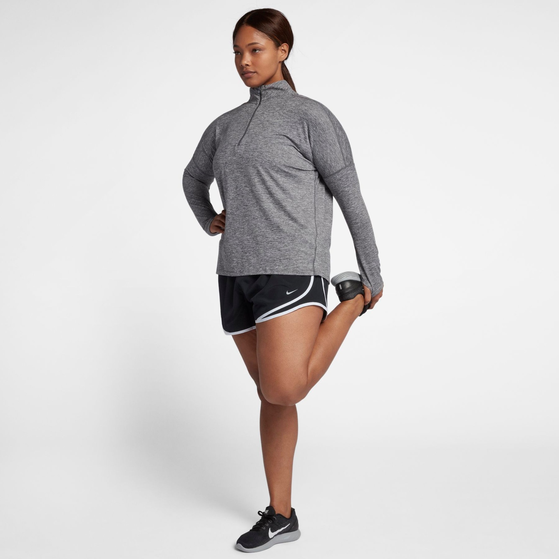 Plus Size - Shorts Nike Tempo Feminino - Foto 3