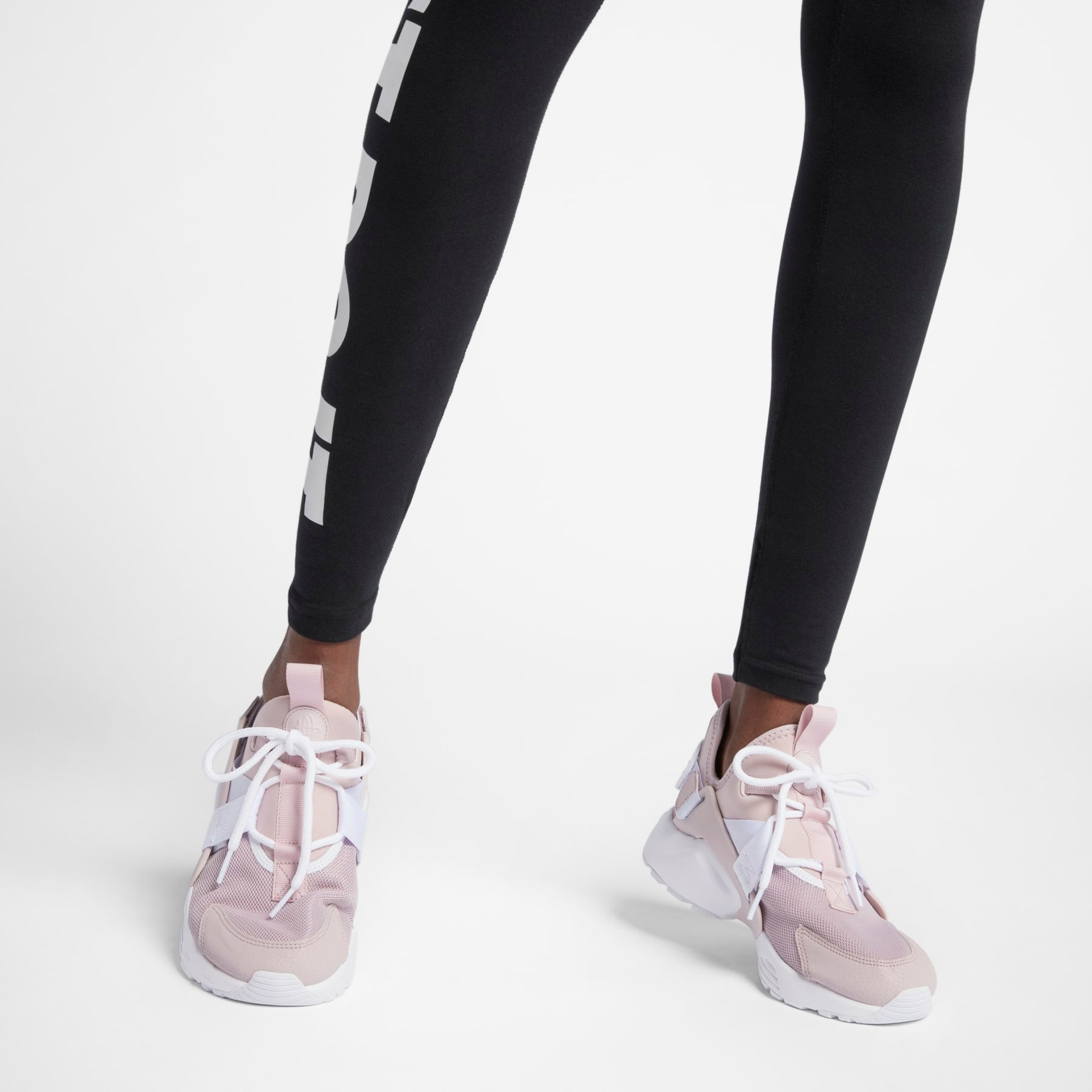 Tênis Nike Air Huarache City Low Feminino - Foto 9