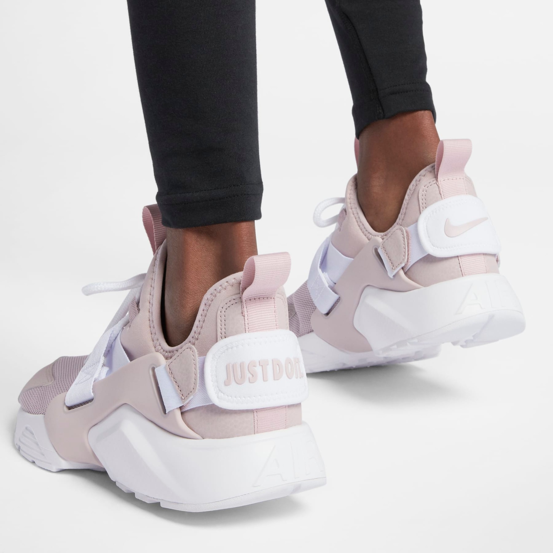Tênis Nike Air Huarache City Low Feminino - Foto 10