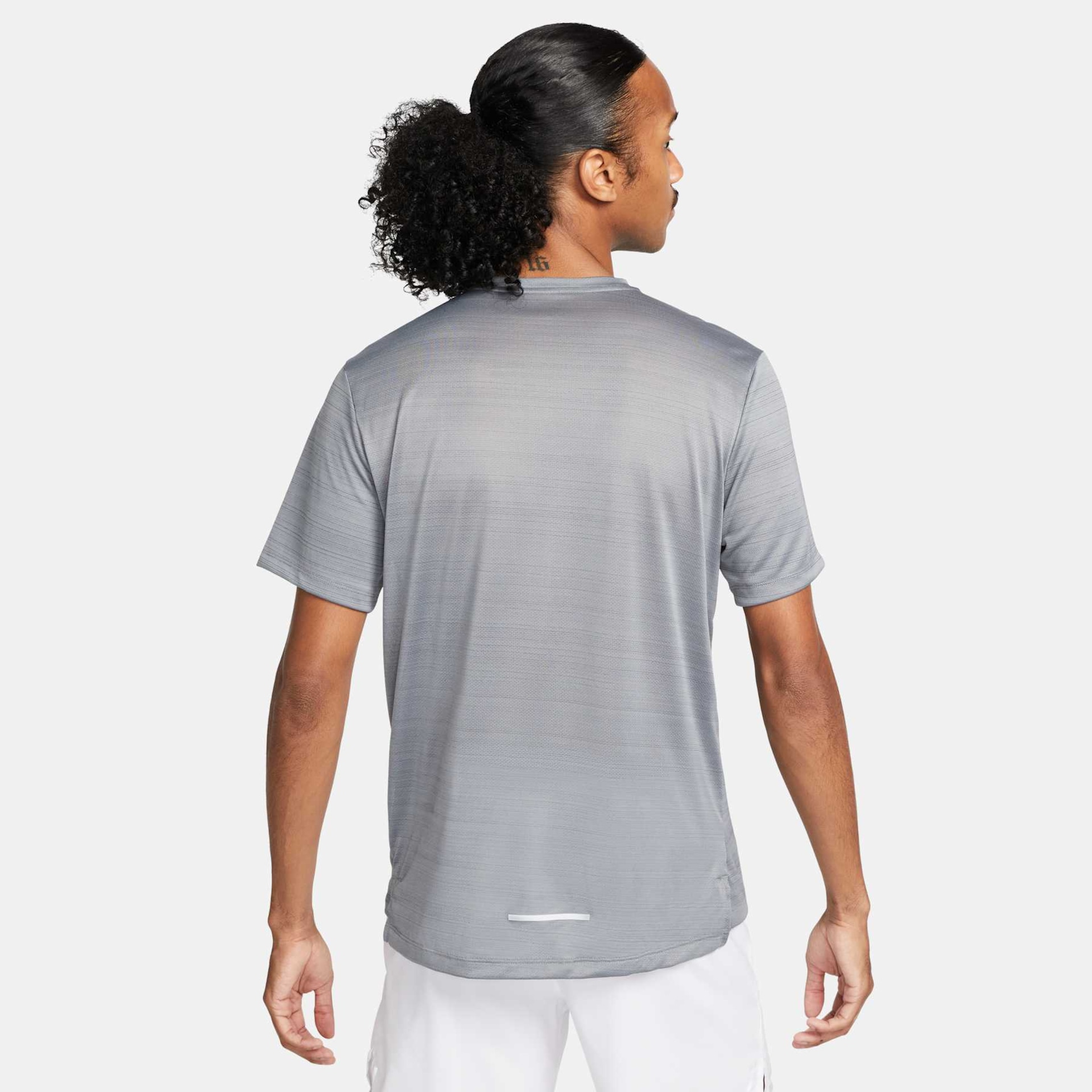 Camiseta Nike Dri-FIT Miler Masculina - Foto 2
