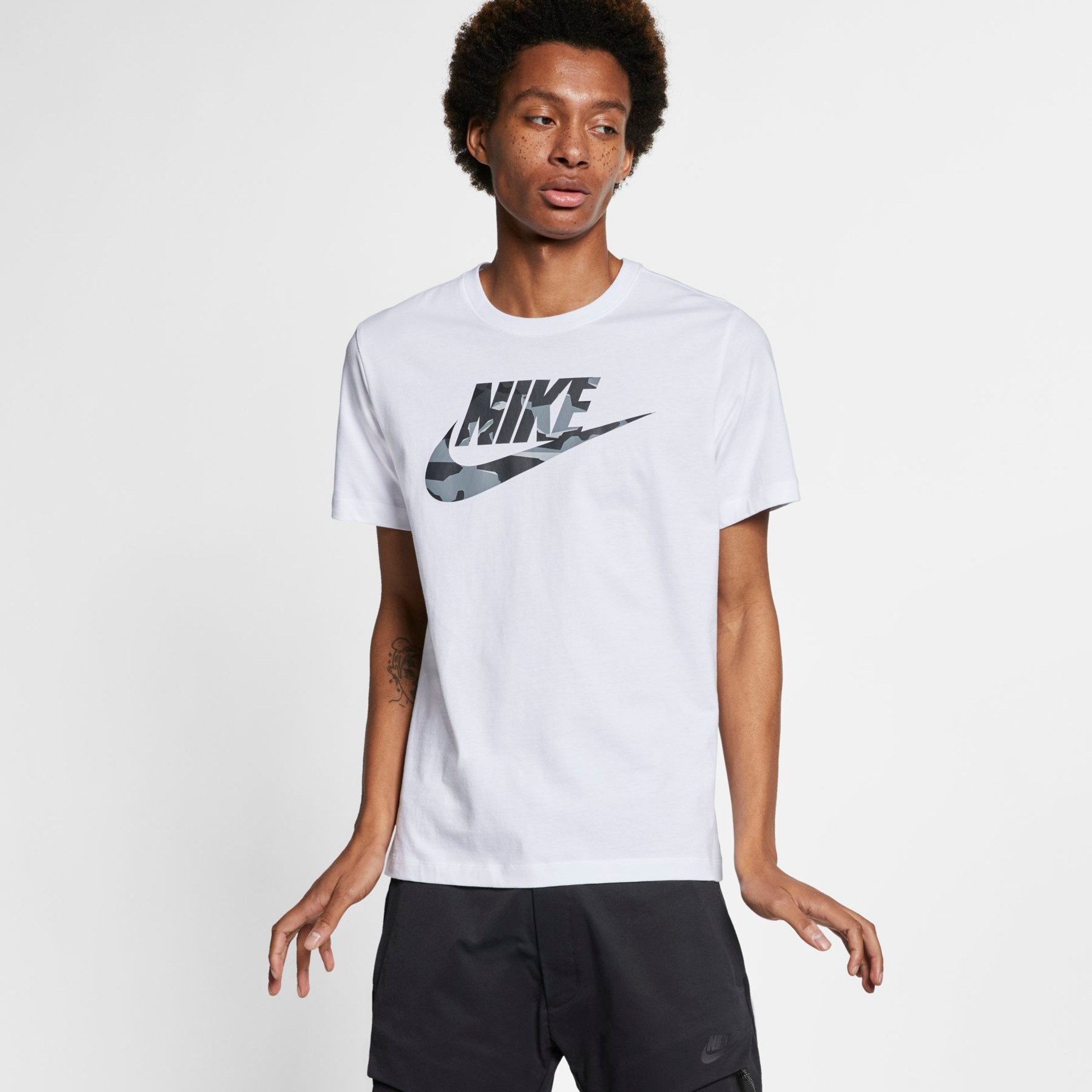 Camiseta Nike Sportswear Camo Masculina - Foto 1