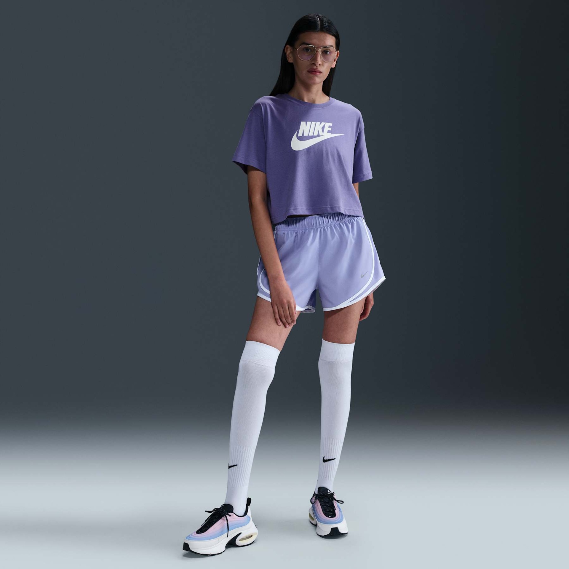Camiseta Nike Sportswear Essential Feminina - Foto 4
