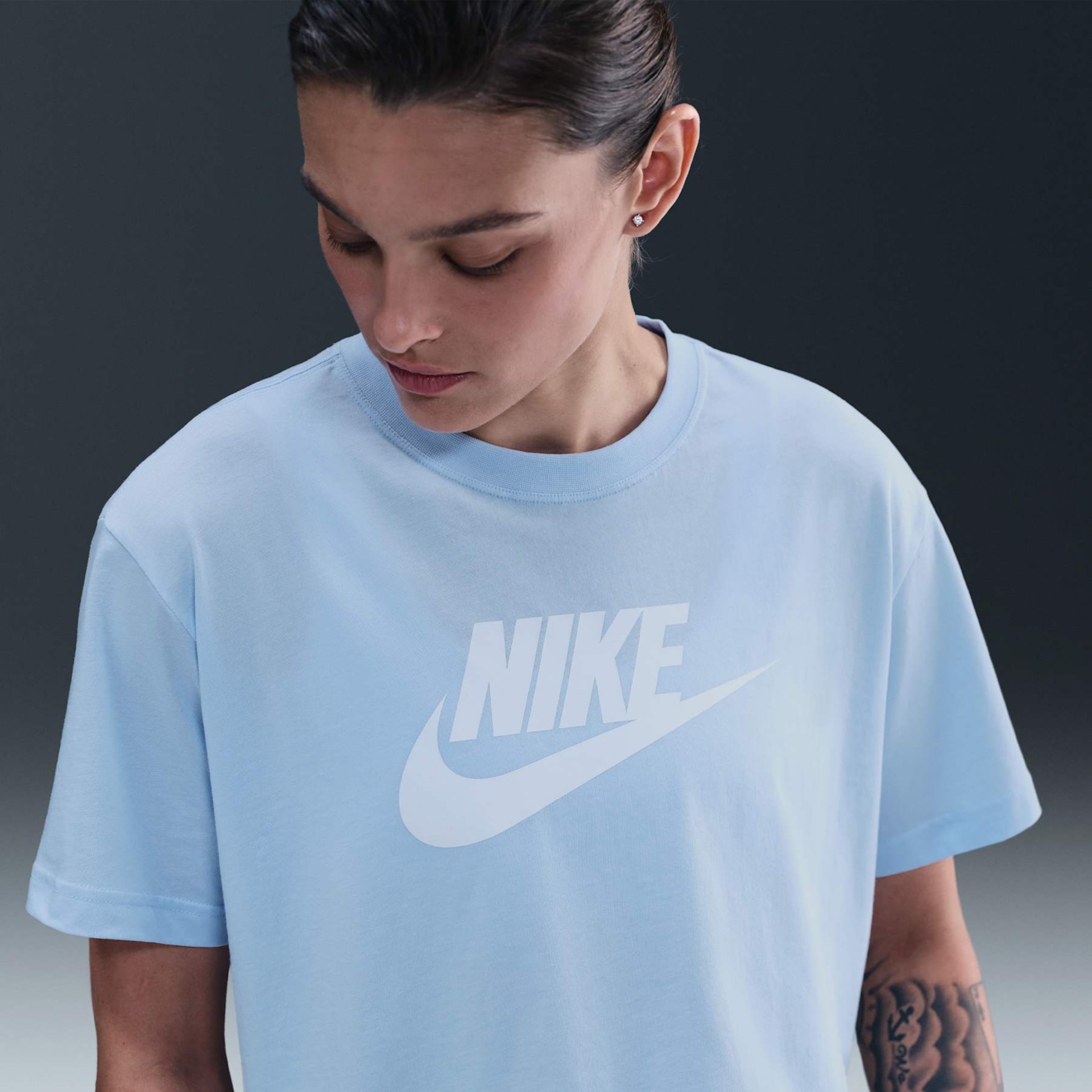 Camiseta Nike Sportswear Essential Feminina - Foto 1