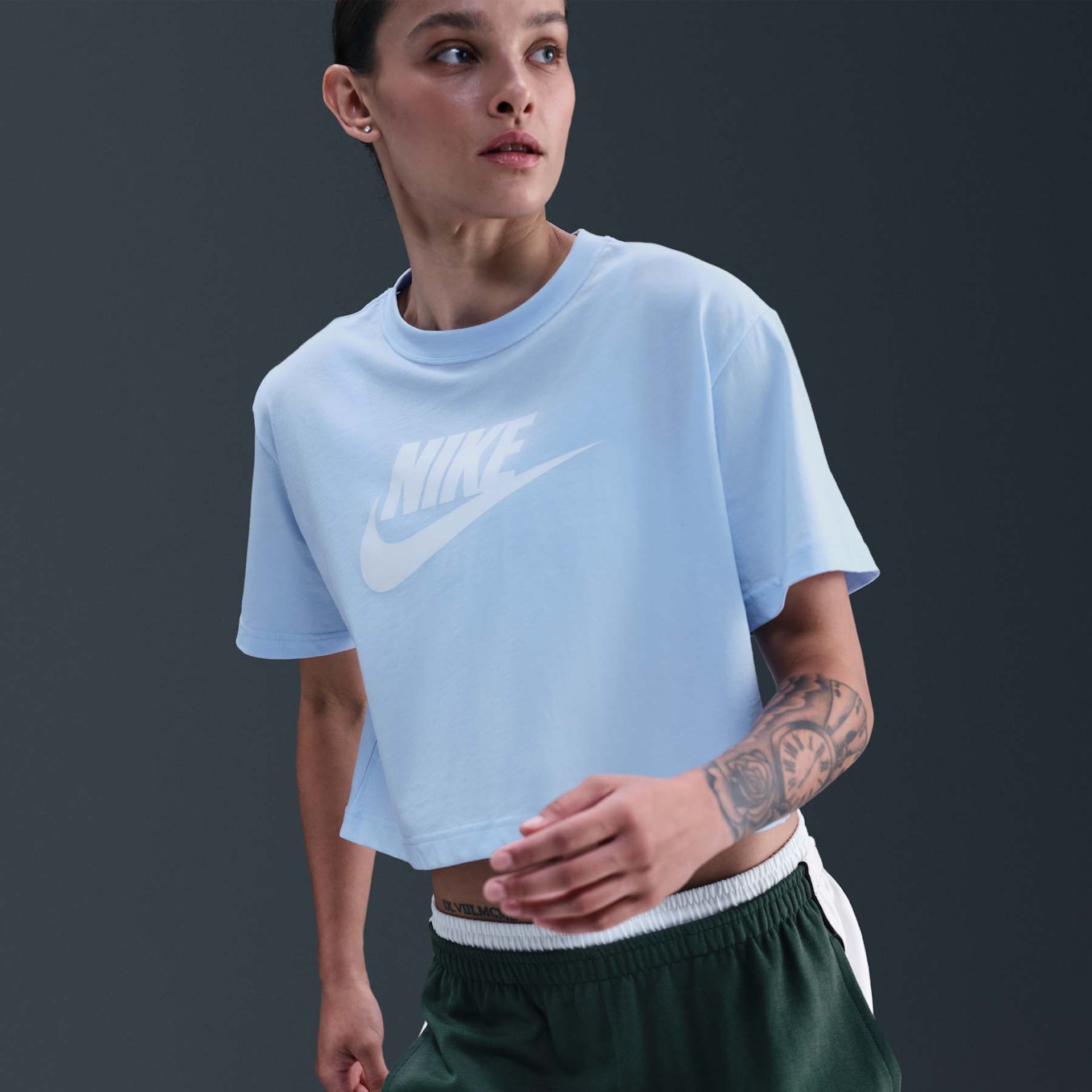 Camiseta Nike Sportswear Essential Feminina - Foto 3