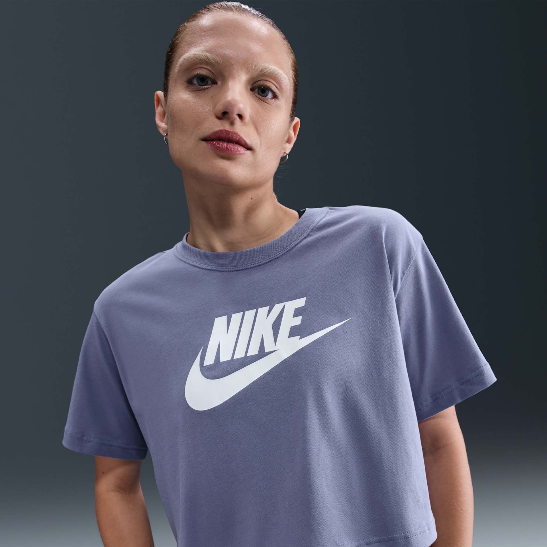 Camiseta Nike Sportswear Essential Feminina - Foto 1
