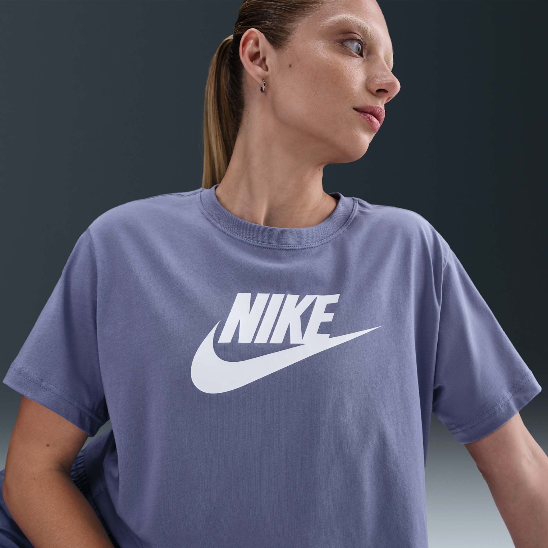 Camiseta Nike Sportswear Essential Feminina - Foto 3