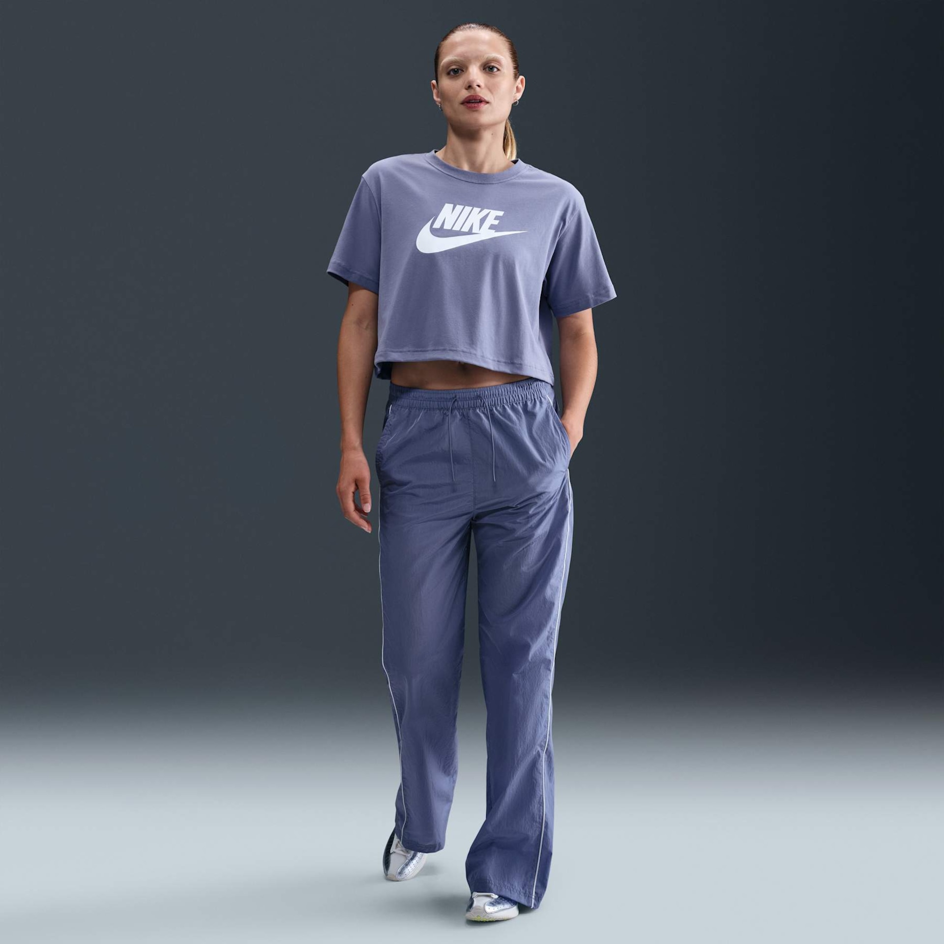 Camiseta Nike Sportswear Essential Feminina - Foto 4