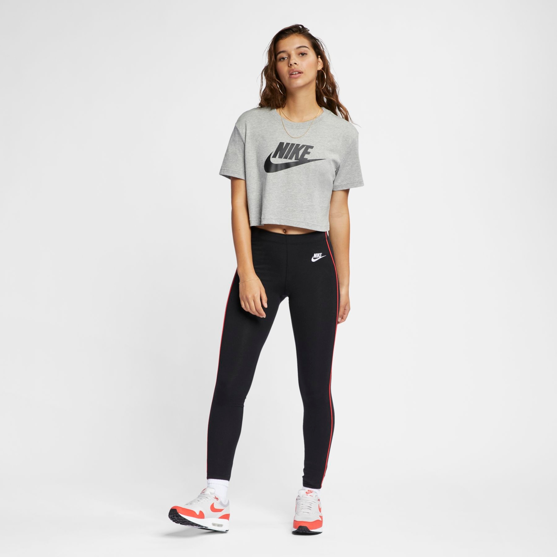 Camiseta Nike Sportswear Essential Feminina - Foto 4