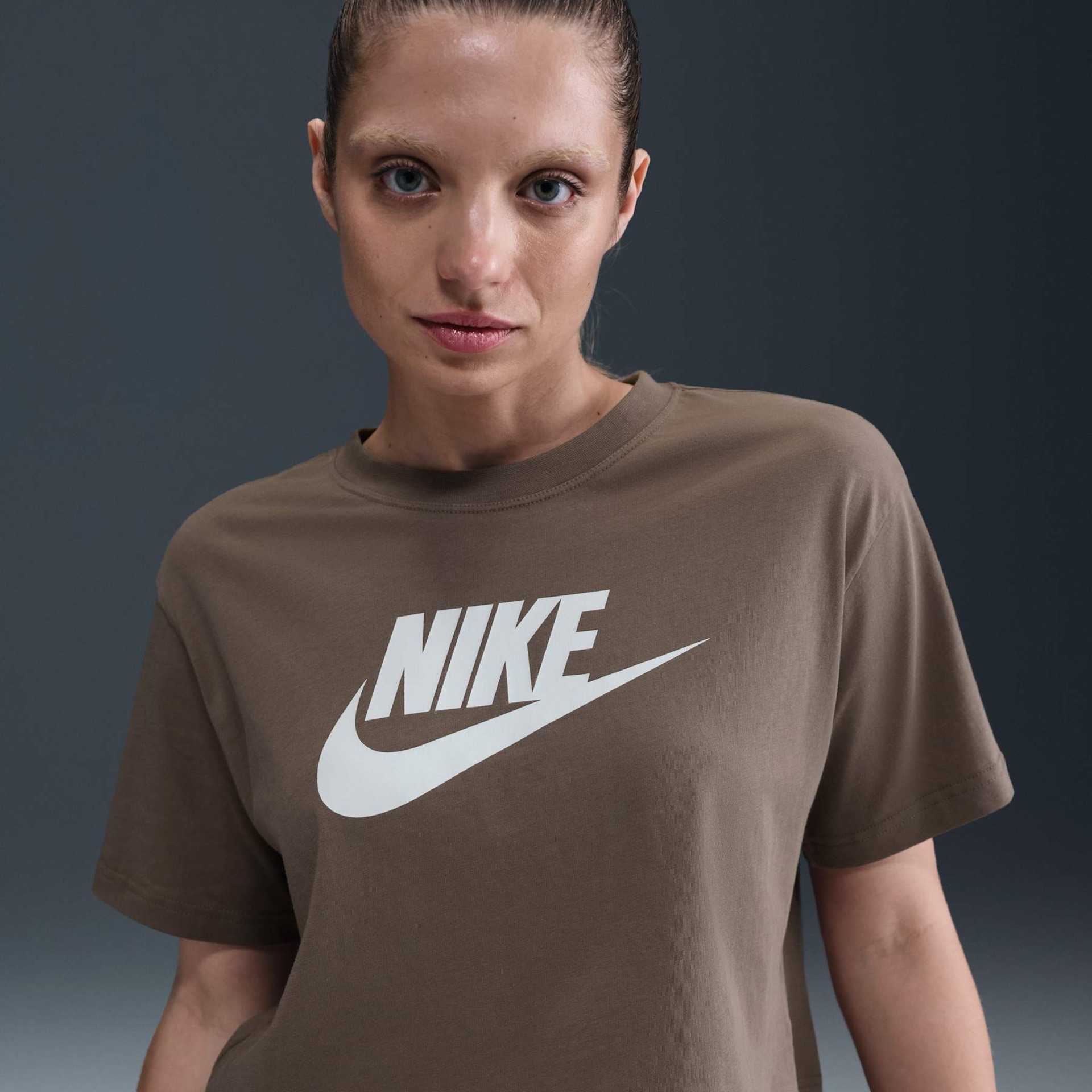 Camiseta Nike Sportswear Essential Feminina - Foto 1